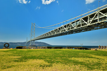 世界最長の吊り橋明石海峡大橋と青空