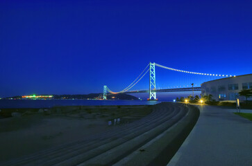 ライトアップされた明石海峡大橋とブルーアワーの夕景