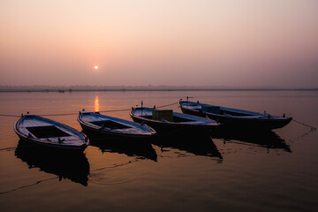 atardecer en el río Ganges