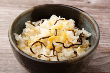 揚げ玉とし昆布の混ぜご飯