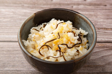 揚げ玉とし昆布の混ぜご飯