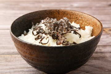 塩昆布を乗せたご飯