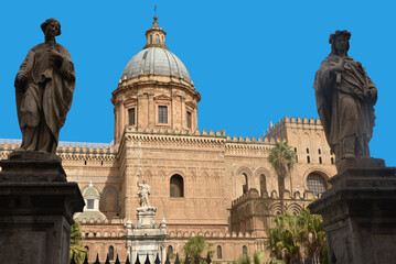 Fototapeta na wymiar Statues et coupole du Duomo à Palerme. Sicile
