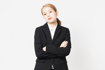 腕組みをして怒るジャケットを着た女性