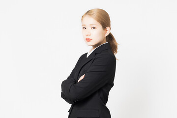 腕組みをして怒るジャケットを着た女性