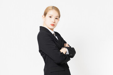 腕組みをして怒るジャケットを着た女性
