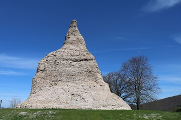 La pyramide de Couhard, pyramide antique construite au 1er siècle, ville de Autun, département de...
