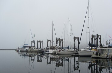 Fototapeta premium boats in the harbor on a foggy morning