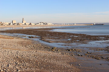 Le Havre en arrière-plan de la plage de galets à marée basse (Sainte-Adresse)
