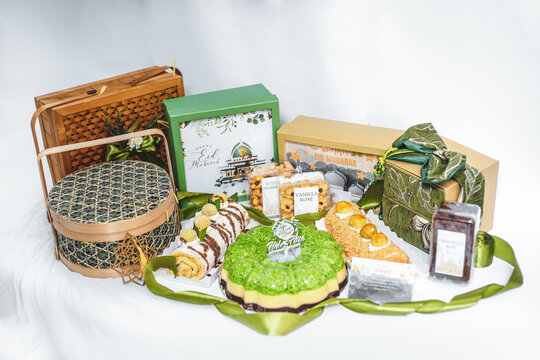 Ramadhan gift. Hampers moslem theme for celebrete the holy, bake snack, nastar, bakery, cookies, pudiing, chococips, roll cake, castangel