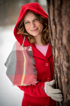 Women in red, winter, Czerwony Kapturek, Zima, śnieg, czerwony kapturek, kobieta w czerwieni, piękna kobieta, radość, portret, beauty, moda, women in forest, zimowa aura
