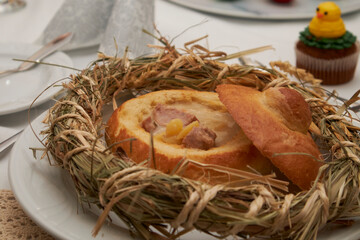 Zupa żurek wielkanocny w chlebie z kiełbasą i jajkiem - obrazy, fototapety, plakaty