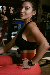 Plakat brunette girl training bodybuilding in the gym