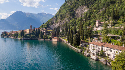 Vista di Varenna sul lago di Como con villa Monastero - obrazy, fototapety, plakaty