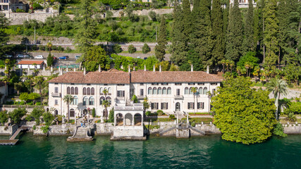 Fototapeta na wymiar Vista di Varenna sul lago di Como con villa Monastero