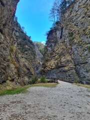 Klamm, Wanderweg in Schlucht