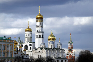 Fototapeta na wymiar Ivan the Great Bell Tower, Spasskaya Tower and Orthodox churches with golden cupolas in Kremlin on a cloudy spring day