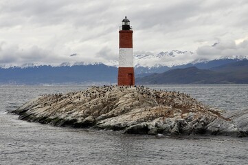 Phare du Bout du Monde ou phare des éclaireurs, montagnes enneigées, Parc des Glaciers, Ushuaia,...