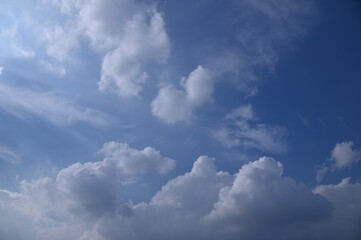 光の当たった明るい雲