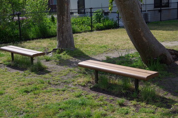 公園の二台のベンチ
