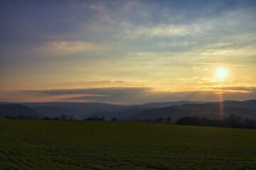 Sonnenuntergang Sonne auf der rechten Seite 