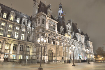 Fototapeta na wymiar View of the Hotel de Ville de Paris at night.