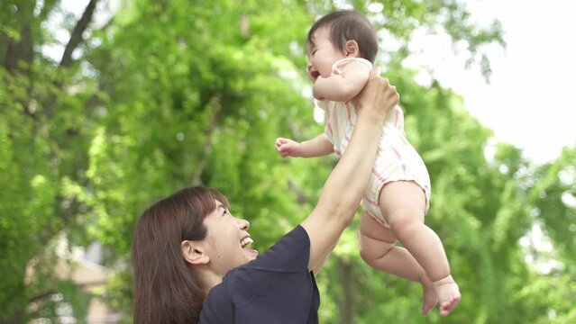 公園で遊ぶ赤ちゃんとお母さん