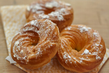 donuts with icing sugar