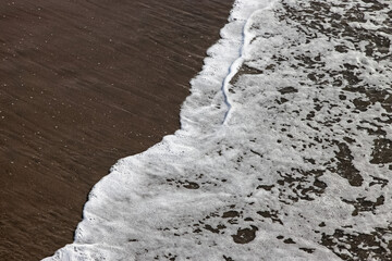 Fototapeta premium Ocean waves on the sand. Natural background