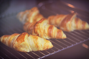 croissant au beurre sur une grille  © guy