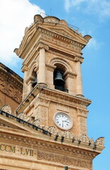 Fototapeta na wymiar La Valette, clocher et horloge d'une des 365 églises de la ville, Malte, Italie