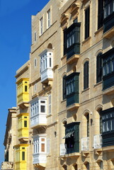 Fototapeta na wymiar Ville de La Valette, bâtiments, remparts et balcons typiques du centre historique, Malte