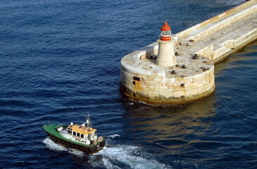 Ville de La Valette, son phare et le bateau pilote des grands navires de plaisance, Malte, Italie