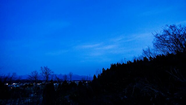 山から昇る天の川　4月の星空の動き　タイムラプス