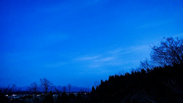 山から昇る天の川　4月の星空の動き　タイムラプス