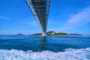 鳴門海峡の観潮船の航跡波と大鳴門橋