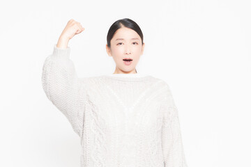 腕を振り上げて怒っている女性