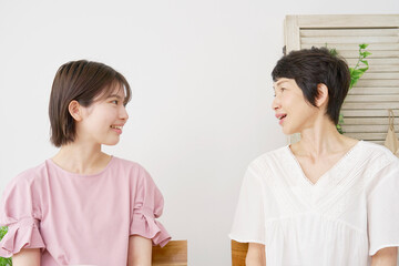 母娘　会話　リビング