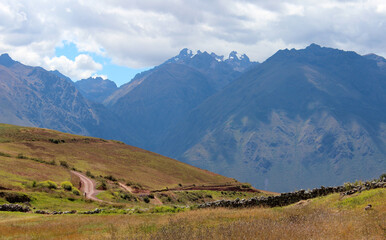 Obraz premium Paisagem andina, estrada, campo e montanhas