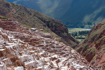  Salineras de Maras, no Vale Sagrado, Peru. Composta de milhares de pequenas piscinas esculpidas na encosta da montanha. 