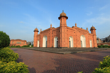 Stock-Photo-17th century Mughal tomb of Bibi Pari in Lalbagh Fort also known as Kella Lalbag or Fort Aurangbad fort complex, Dhaka, Bangladesh. - obrazy, fototapety, plakaty