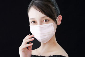 肌色に近い色のマスクを着ける女性