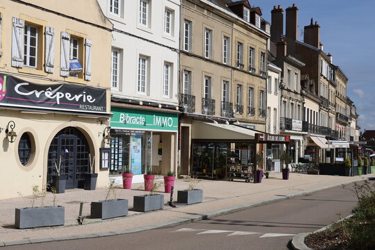 La rue de la place du champ de Mars, rue commer&ccedil;ante, ville de Autun, d&eacute;partement de Saone et Loire, France