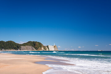 豊間海岸海水浴場から塩屋岬灯台