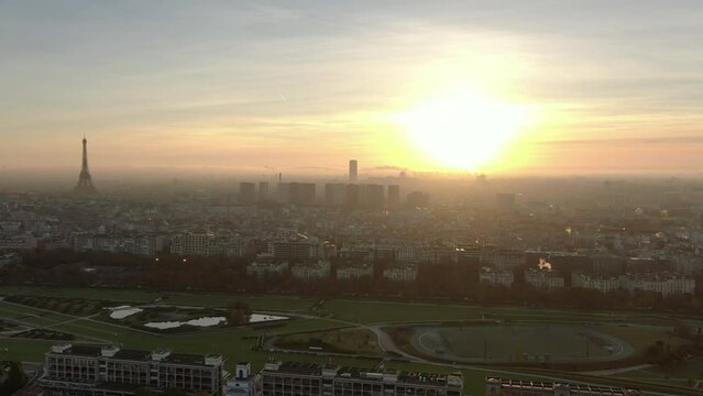 Prise de vue a&eacute;rienne de Paris et la Tour Eiffel en contre-jour au lever du soleil