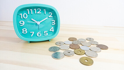 テーブル上に置かれた日本のお金と時計