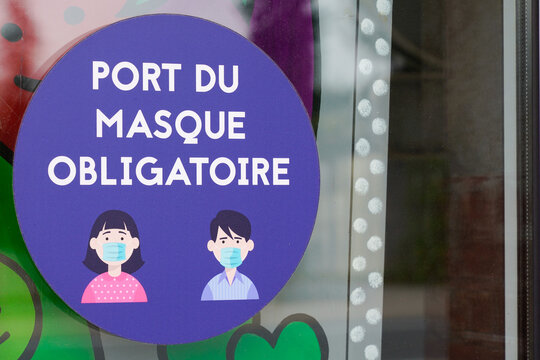 masque obligatoire text French means face mandatory mask required in door entrance boutique storefront
