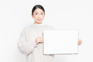 大きいスケッチブックを持っている女性