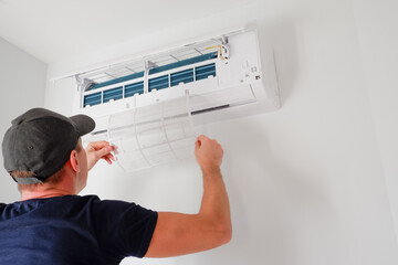 Air conditioner service. The technician checks the operation of the air conditioner. Filter replacement. Cleaning Maintenance of air conditioners