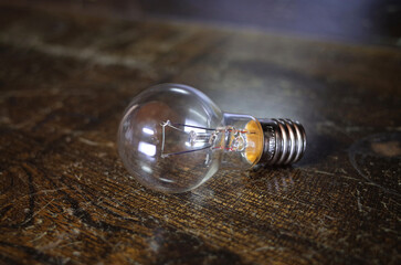 古い机に色々な電球